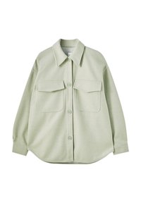 Camicia button-up verde chiaro, realizzata in un tessuto morbido, con colletto classico, due tasche frontali e una vestibilità rilassata con orlo arrotondato.