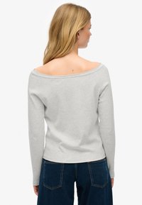 Grå langærmet top med skulderfri design, lavet af blødt materiale, med klassisk pasform og diskrete sømdetaljer.