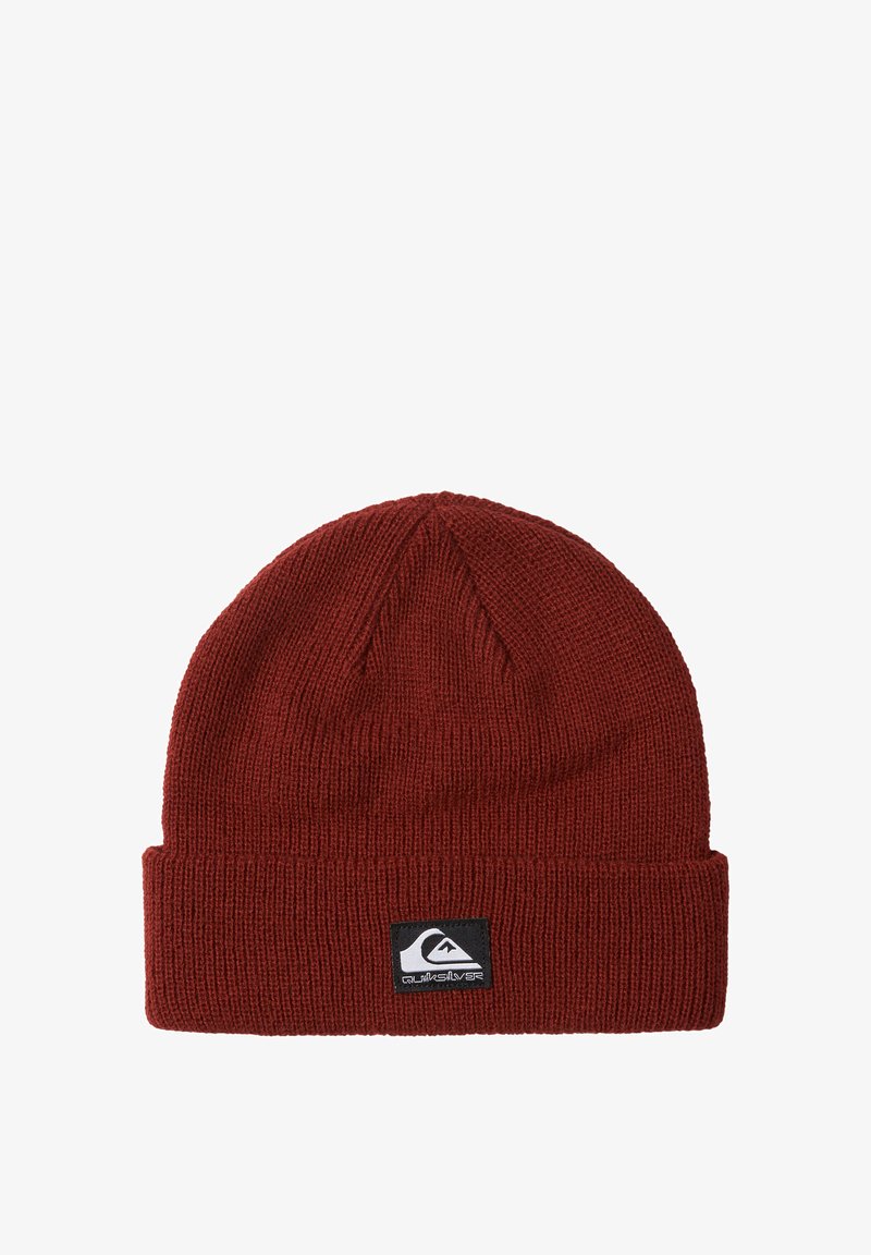 Punainen neulottu pipo, jossa on taitettu reunus; edessä pieni musta logopatch. Raskaasti teksturoitu kangas, jossa ribbitekstuuri.