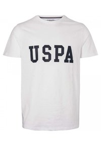 Bílé tričko s krátkým rukávem a kulatým výstřihem s výrazným černým nápisem "USPA" potištěným přes hrudník.