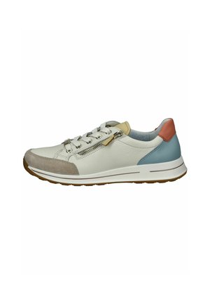 Zapatilla de cuero blanca con detalles en gamuza gris claro, detalles en el talón en azul y naranja, seis pares de ojales y una cremallera lateral. Suela de goma.
