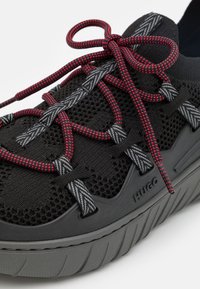 HUGO REEFLYN  - Matalavartiset tennarit - black