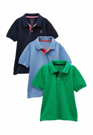 Tre polo a maniche corte disposte in sovrapposizione: una blu navy con rifiniture rosa, una azzurro chiaro con rifiniture arancioni e una verde con bottoni neri.