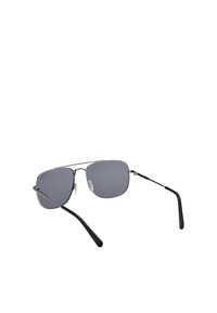 Lunettes de soleil en métal avec lentilles grises et forme rectangulaire. Embouts de temples noirs et coussinets de nez transparents. Monture fine en argent au design minimaliste.