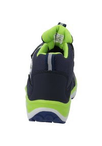 Scarpe sportive navy con colletto in rete verde, intersuola bianca, suola blu e dettagli riflettenti. Progettate con una chiusura a strappo sicura.