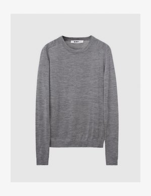 Maglione grigio a maniche lunghe con collo tondo, polsini, orlo a coste e dettagli delle cuciture sulle spalle su uno sfondo chiaro uniforme.