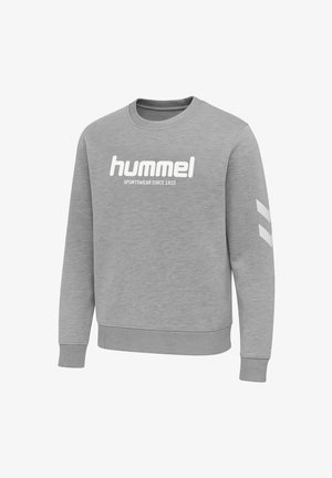 Hellgrauer Rundhalsausschnitt Sweatshirt mit "hummel SPORTSWEAR SINCE 1923" in Weiß auf der Vorderseite und zwei weißen Chevron-Streifen am rechten Ärmel.