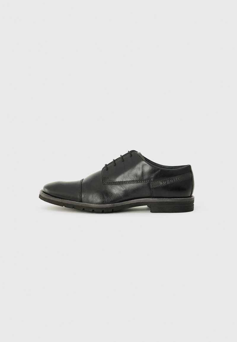 Zapato de vestir de cuero negro con un acabado suave, puntera redondeada, cordones y un tacón bajo. Presenta un discreto logo grabado en el lado.