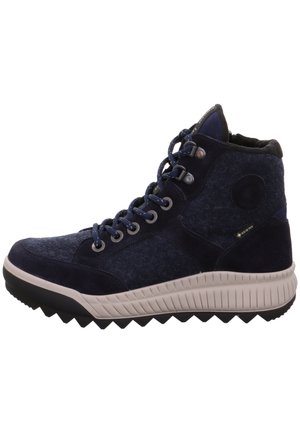 Hochschaft-Sneaker aus dunkelblauem Wildleder und strukturiertem Stoff. Verfügt über eine weiße Gummisohle mit Zickzackprofil und blauen Schnürsenkeln. Enthält ein wasserdichtes Etikett.