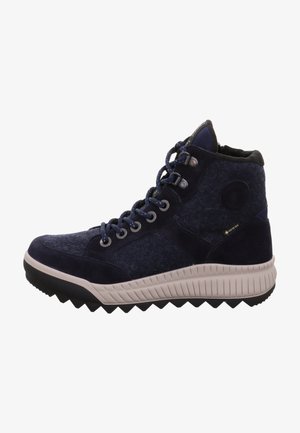 Hochschaft-Sneaker aus dunkelblauem Wildleder und strukturiertem Stoff. Verfügt über eine weiße Gummisohle mit Zickzackprofil und blauen Schnürsenkeln. Enthält ein wasserdichtes Etikett.