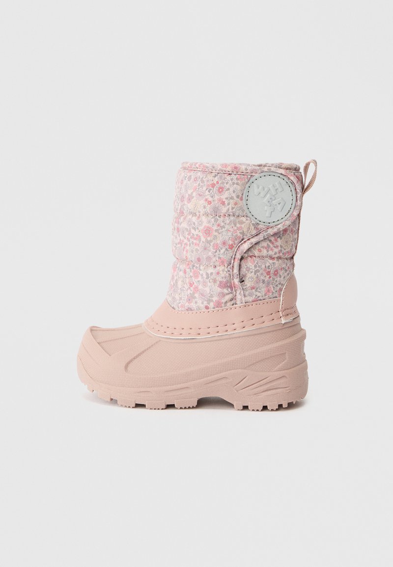 Botas de invierno rosas con un upper acolchado floral, parte inferior de goma, suela texturizada y un detalle de logo circular en el costado.