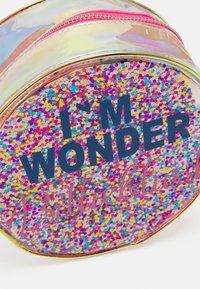 Borsa cosmetica rotonda e iridescente con cerniera rosa. La parte frontale presenta glitter multicolore e lettering blu con la scritta "I'M WONDER" e "Bubbles."