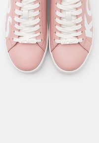 Rosa syntetiska sneakers med vit logotyp, som har vita snören och en gummisula. Slät yta och rund tådesign.