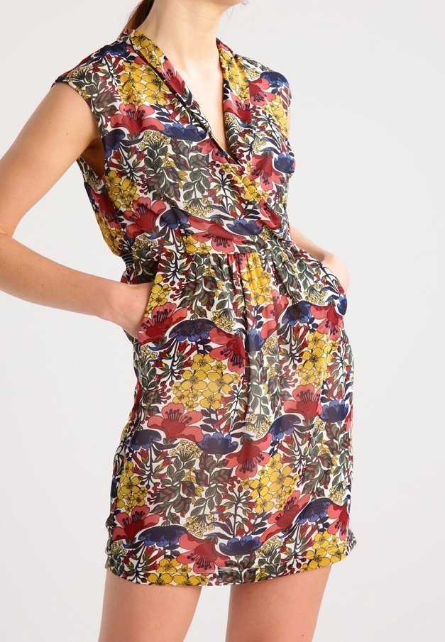 Sukienka w kwiatowy wzór z krótkimi rękawami, głębokim dekoltem w kształcie V i bocznymi kieszeniami; kolory to czerwony, żółty, niebieski i zielony na jasnym tle.