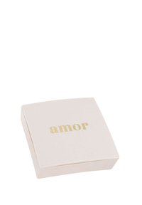 Caja de joyería blanca con texto dorado "amor" centrado en la tapa, cerrada, aislada sobre un fondo blanco.