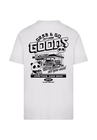 Biely bavlnený tričko s čiernym grafickým dizajnom pandy, textom "GRAB & GO 24/7 STORE" a ilustráciou obchodu.