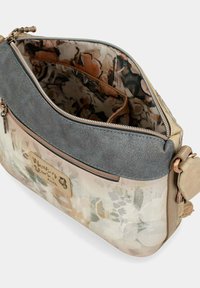 Borsa a tracolla con parte superiore in suede grigio, base in tessuto a fiori, chiusura con cerniera e patch con logo. Include tasche interne per un'organizzazione ottimale.