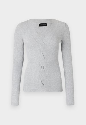 Grå långärmad kofta med V-ringning, med ribbad textur och snurrad frontdetalj. Tillverkad av mjukt tyg. Etiketter vid halsringningen.