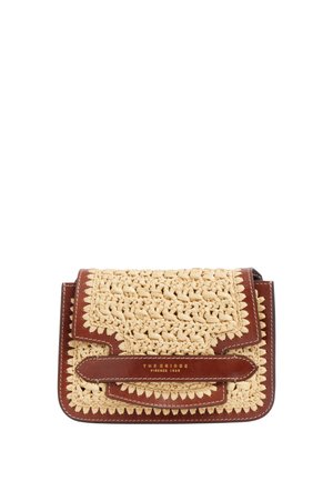 Piccola borsa rettangolare con corpo beige intrecciato e rifiniture in pelle marrone, con tracolla in pelle e scritta dorata "THE BRIDGE FIRENZE 1969" sul davanti.
