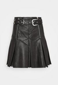 Černá kožená mini sukně s plisovaným designem, stříbrnými zipy, velkými poutky na opasek a širokým opaskem se čtvercovou kovovou sponou.