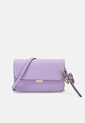Lila crossbodytas met gestructureerde afwerking, gouden ALDO-logo plaatje en een vlindervormige tassenhanger op een lichte achtergrond.