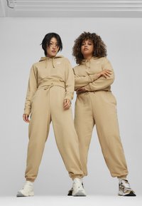 Puma BETTER CLASSICS - Tréningruha alsók - prairie tan