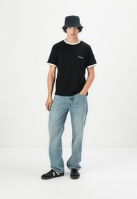 Jack & Jones JORNORREBRO RINGER TEE CREW NECK - Jednoduché tričko - black