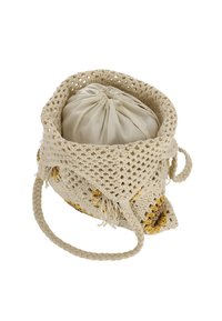 Hæklet taske i beige med gule detaljer, der har snørrelukning og flettet rem. Tekstureret overflade med løse tråde.