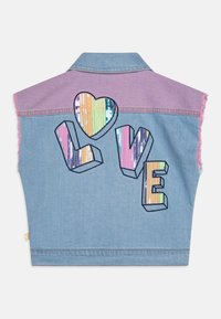 Jeansvest med en lys blå kropp, lavendel skuldre og paljetter med teksten "KJÆRLIGHET" i flerfargete med et hjerte-design. Slitte kanter gir tekstur.