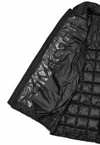 Giacca nera imbottita con interno lucido, caratterizzata da una texture trapuntata su un lato e un ampio logo stampato sull'altro.