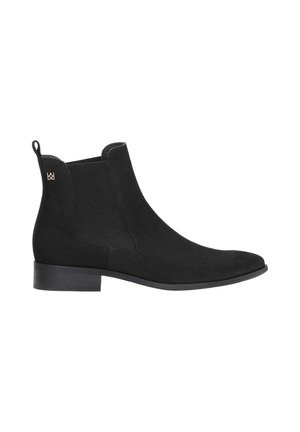 Stivale in suede nero alla caviglia con pannelli elastici ai lati, punta arrotondata e tacco basso a blocco. Presenta un occhiello posteriore e un accento logo discreto.