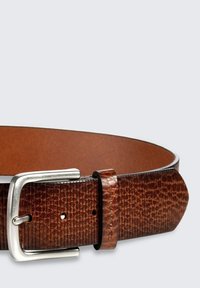 Bruin leren riem met een gestructureerd oppervlak, een zilveren metalen gesp en een gladde binnenvoering. Er zijn gaten aanwezig voor aanpassing.