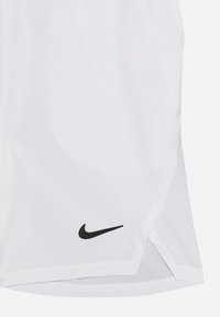 Vitaidiga shorts i ett slätt tyg, med svart Nike-logotyp, sidofickor och en ren design utan ytterligare mönster eller accent.