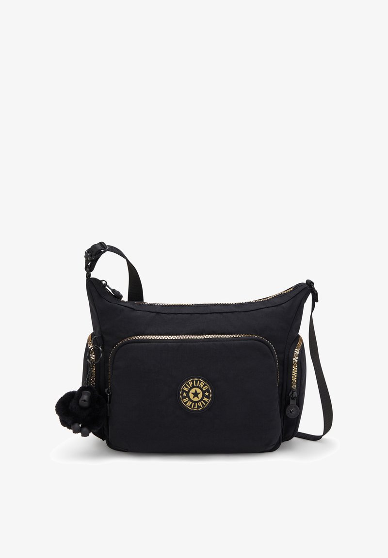 Svart nylonaxelväska med gulddragkedjor, framficka och cirkulärt logo. Innehåller en avtagbar pom-pom nyckelring och justerbar rem.
