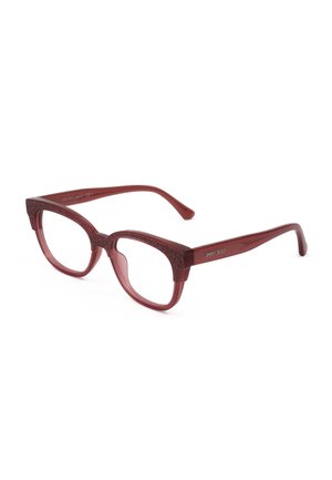 Occhiali da vista a occhi di gatto rossi traslucidi con montatura superiore glitterata e marchio "Jimmy Choo" sulle aste, mostrati su sfondo bianco.