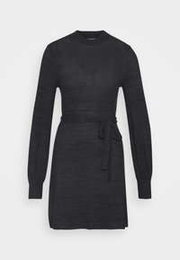 Czarna sukienka z długim rękawem, wykonana z teksturowanej tkaniny. Posiada okrągły dekolt, pasek w talii oraz delikatne rozcięcia po bokach, co zapewnia swobodę ruchów.