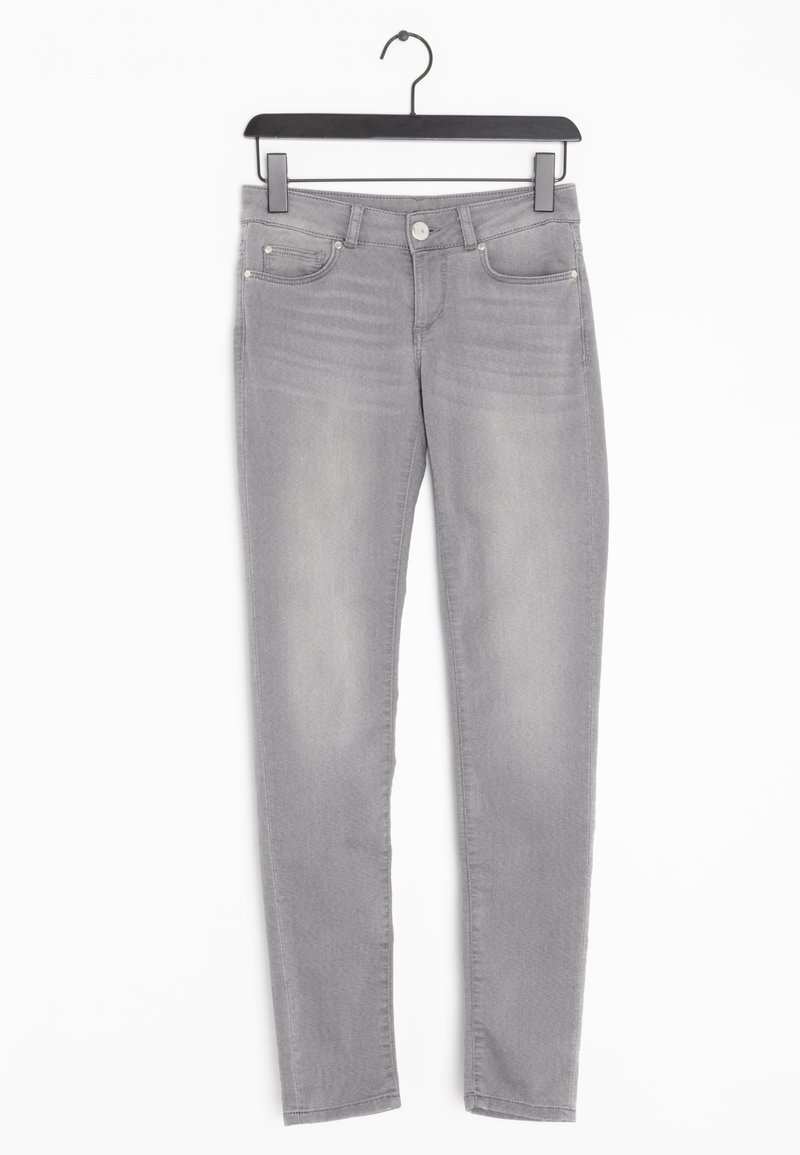 Jean skinny gris clair avec poches avant et arrière, passants de ceinture et fermeture à bouton, suspendu à un cintre en plastique noir.