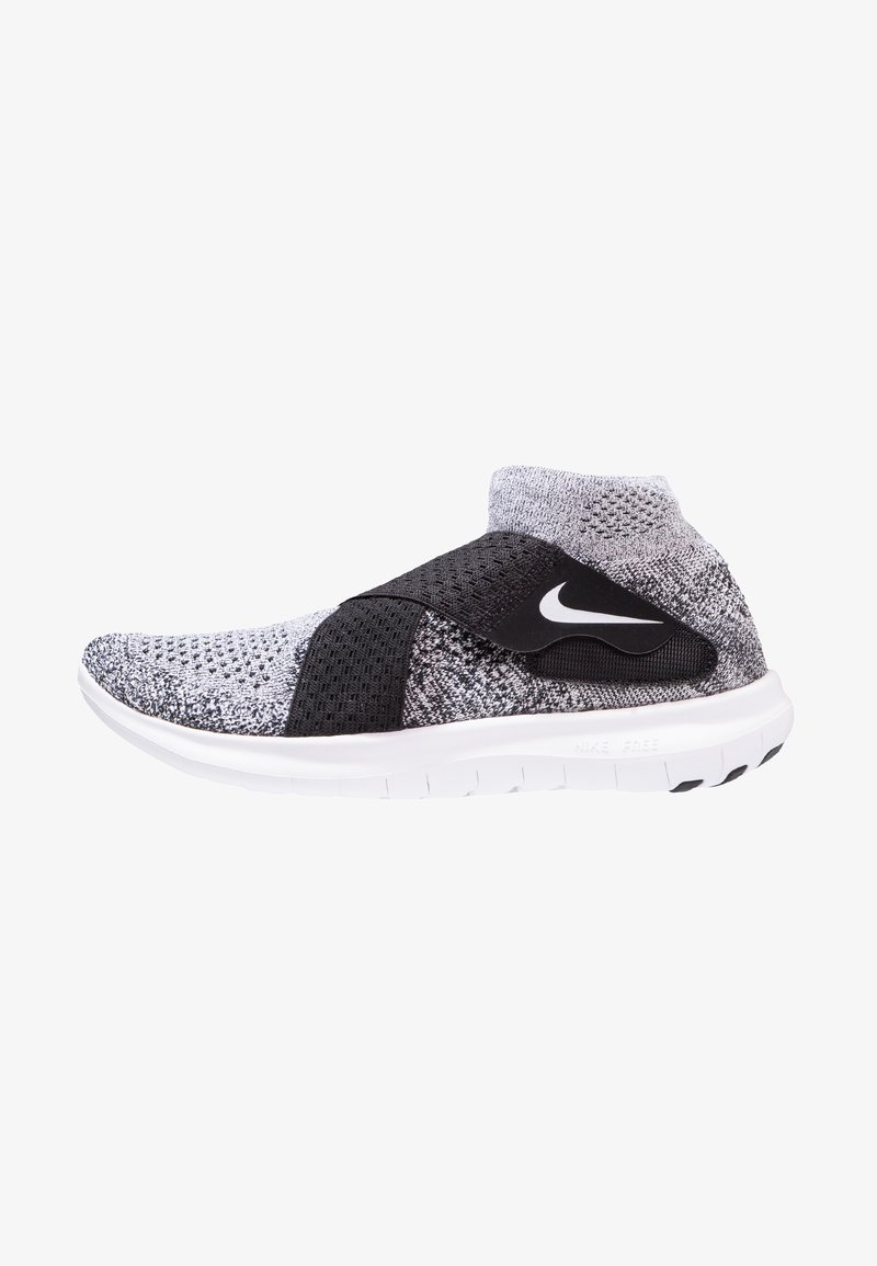 Šedé a černé slip-on tenisky Nike s bílou podrážkou, pleteným vrchem, elastickým popruhem přes střední část chodidla a logem Nike swoosh na popruhu.