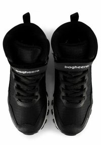 Svarta hög-top sneakers med en texturerad tygöverkonstruktion, rund tå, snörning framtill och ett distinkt logoband runt vristen.