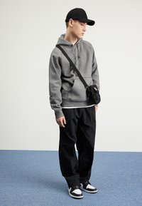 Carhartt WIP HOODED CHASE - Jersey con capucha - dark grey heather/gold