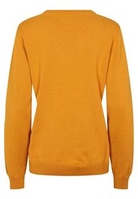 Gul stickad tröja med långa ärmar, rund hals och ribbade muddar och fåll. Slät yta utan synliga mönster eller utsmyckningar.