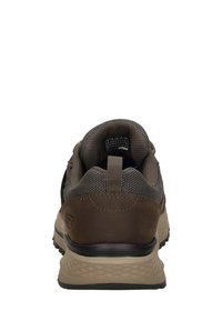 Zapato de senderismo marrón con parte superior de malla, cuello acolchado y suela de caucho. Cuenta con un detalle de logo en el talón y una puntera reforzada.