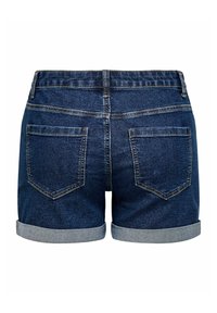 Short en jean bleu foncé avec revers roulés et deux poches arrière, vu de dos sur fond blanc.