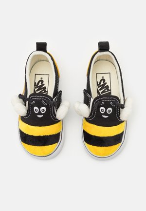 Kinder-Slipper, entworfen als Hummeln mit schwarz-gelben Streifen, lächelnden Gesichtern und weißen, flauschigen Flügeln an jeder Seite.