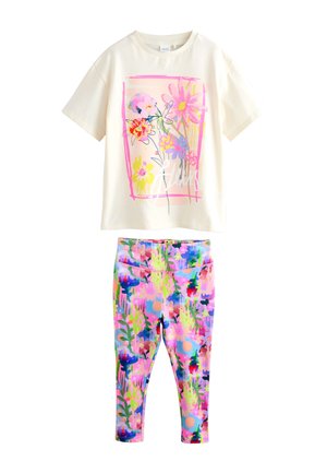 Kremhvid kortærmet skjorte med farverigt blomstergrafik; livlige, multifarvede leggings med abstrakt blomstermønster og ankellængde.