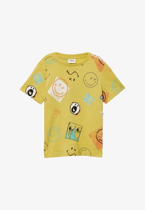 Geel T-shirt met korte mouwen, bedrukt met verschillende kleurrijke glimlachende gezichtjes, abstracte vormen en teksten zoals "So Long Negativity" en "Gloom Fighter."