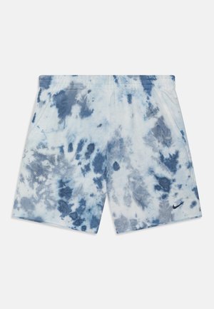 Pantalones cortos deportivos para hombre con patrón tie-dye en azul y blanco, cintura elástica, bolsillos laterales y pequeño logo negro de Nike en la pierna izquierda.