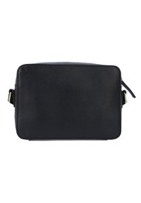 Bolsa bandolera rectangular negra con superficie texturizada, detalles en hebilla dorada en la correa ajustable y cierre superior con cremallera.