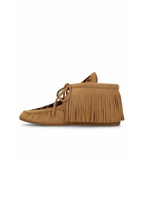 Mocassin en daim couleur fauve avec franges autour de la cheville et tissu à imprimé léopard à l'intérieur, doté d'un lacet noué sur le dessus.