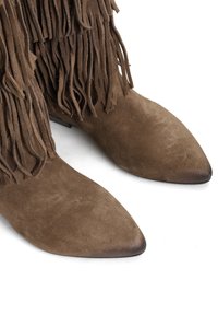 Brązowe zamszowe botki za kostkę z frędzlami, w szpic, na niskim obcasie, prezentujące miękką fakturę i bogaty, stłumiony kolor.